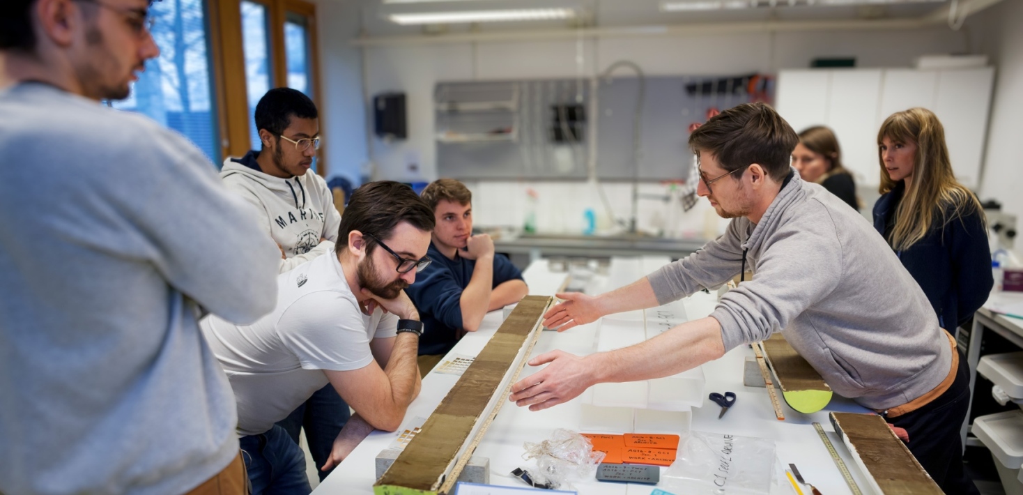 Institutionen för geologiska vetenskaper, studenter arbetar med marina sediment som klimatarkiv.